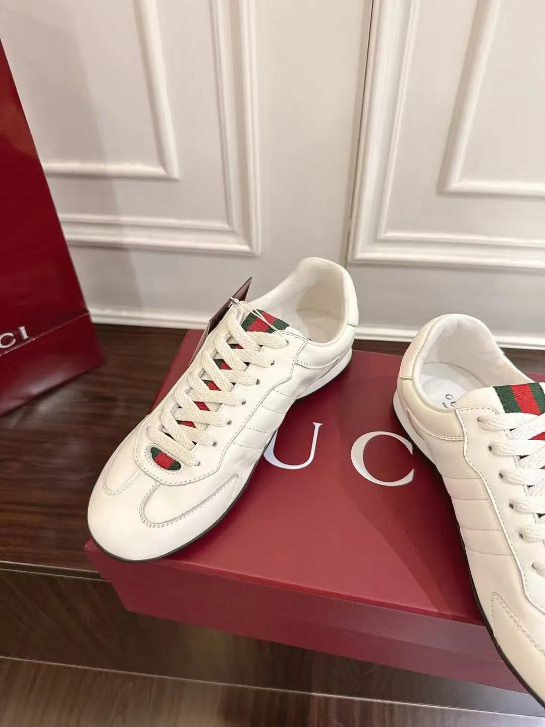 Factory price: 420💰New men's shoes GUCCI [Lightning] Gucci's latest shoes are shipped. Original quality, fashionable, special material, sheepskin lining, brand new packaging. The foot feels super comfortable and the workmanship is impeccable. Size: 38-44, customized 45